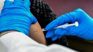 Σοβαρές ελλείψεις στα εμβόλια του πνευμονιόκοκκου: Tι απαντάει ο ΕΟΦ