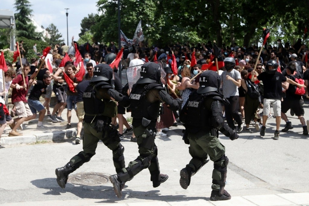 Δύο προσαγωγές και δύο τραυματίες στο ΑΠΘ – Πως ξέσπασαν τα επεισόδια ανάμεσα σε αστυνομία και φοιτητές (pics&vids)