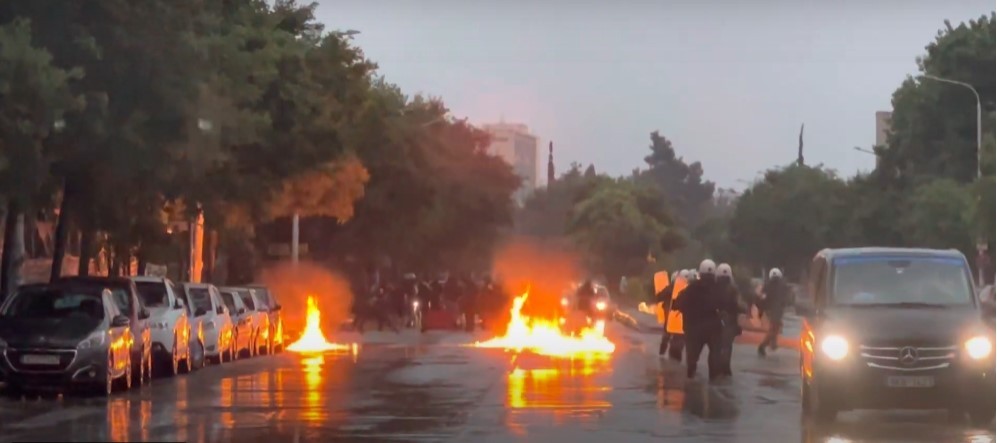 Νέος γύρος επεισοδίων μέσα και έξω από το ΑΠΘ – Δύο προσαγωγές από την αστυνομία (vids)
