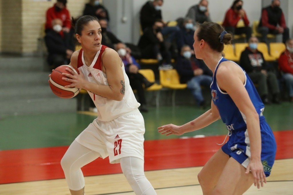 Απολογήθηκε η Ευαγγελία Βαμβακά μετά το σάλο – “Ζητώ συγγνώμη από τον Ιωάννη Παπαπέτρου και τον Ολυμπιακό”