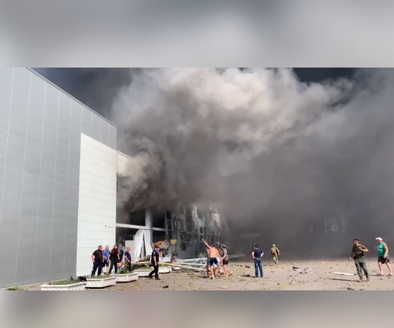 Τρόμος σε εμπορικό κέντρο στην Ουκρανία – Τουλάχιστον 2 νεκροί και 20 τραυματίες από τη ρωσική πυραυλική επίθεση (vids)