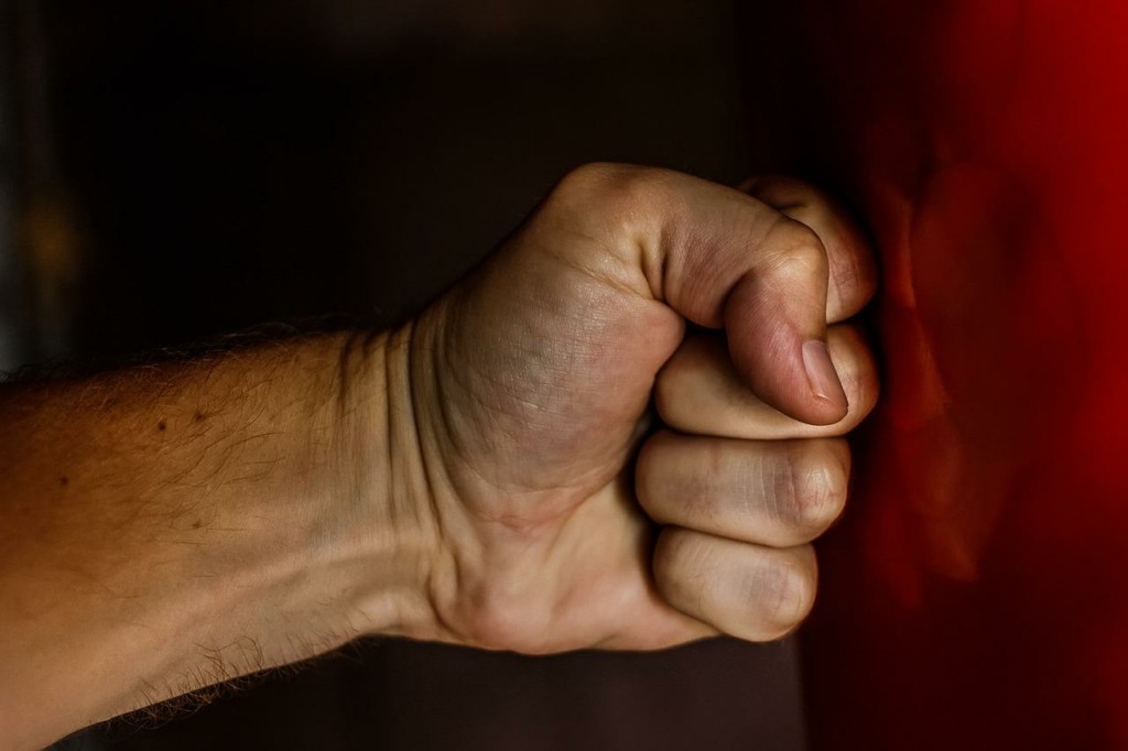 Απαράδεκτο περιστατικό στη Μάνδρα – Αντιδήμαρχος γρονθοκόπησε γυναίκα συνάδελφό του