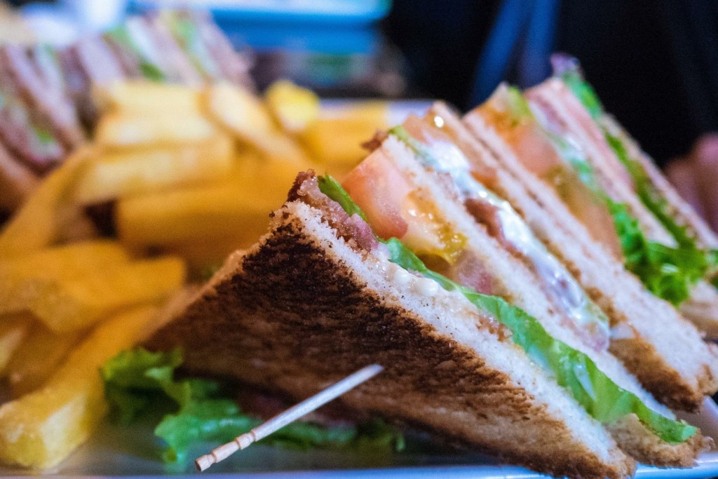 Club sandwich με τόνο, ντομάτα και μαρούλι