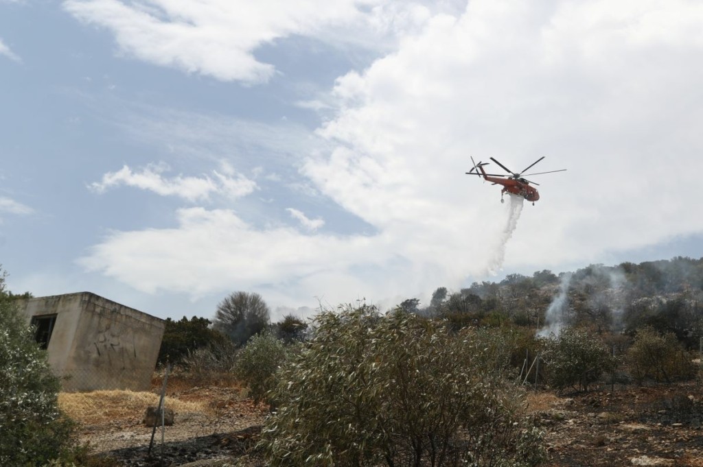 Χωρίς ενεργό μέτωπο η φωτιά στην Αρτεμίδα – Φοβίζουν οι αναζωπυρώσεις (vid)