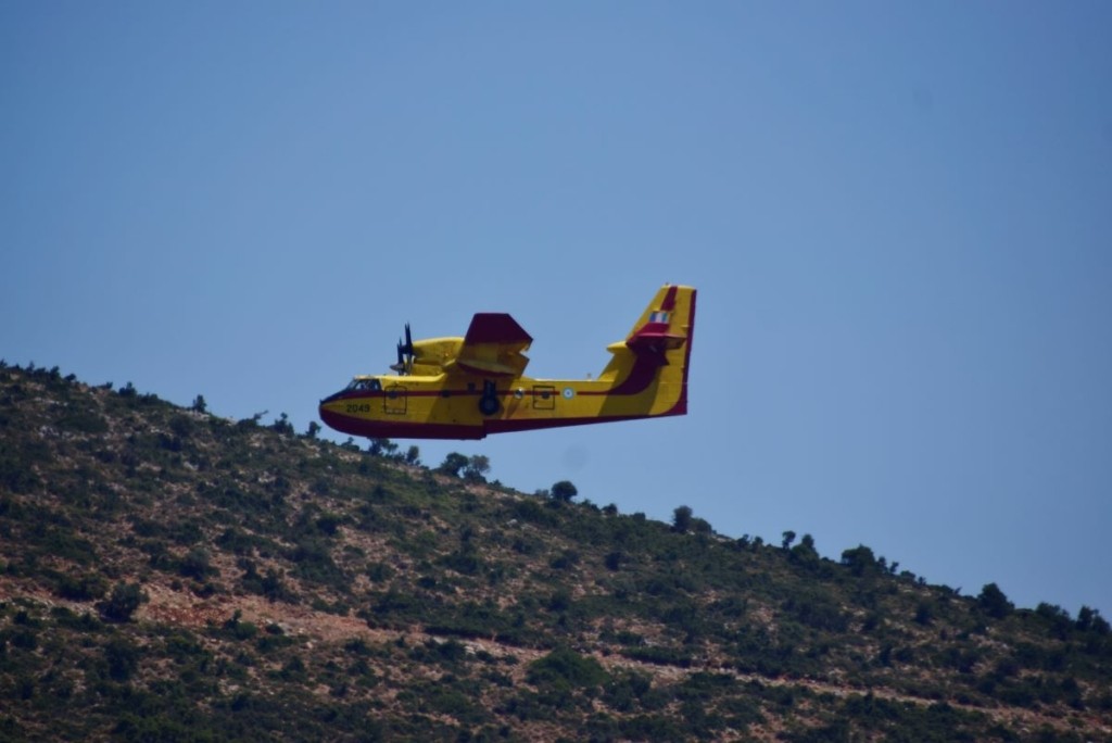 Καλύτερη η εικόνα της φωτιάς στην Κασσάνδρα Χαλκιδικής – Την περιόρισαν τα εναέρια μέσα (vid)