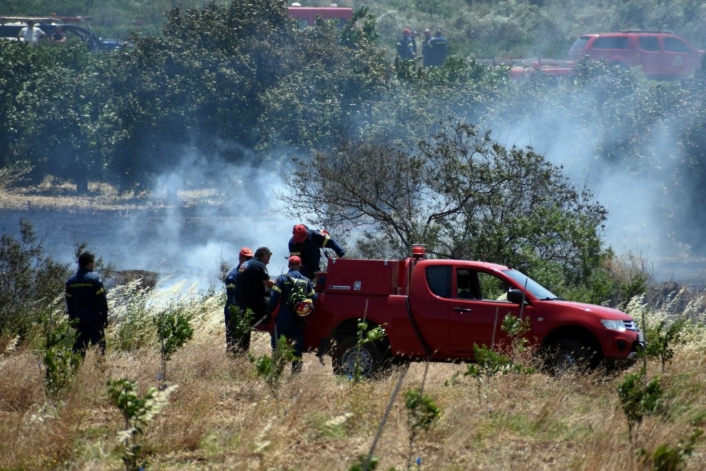 Φωτιά ΤΩΡΑ στα Στραβά Λουτρακίου – Επιχειρούν και εναέρια μέσα (pic)
