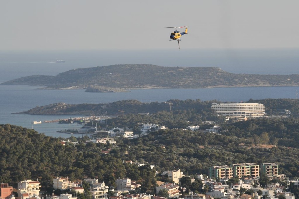 Ο “πύρινος εφιάλτης” στη Βούλα από ψηλά (pics)