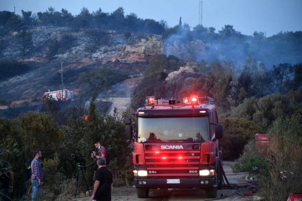 Ολονύχτια μάχη με τις φλόγες σε Βάρη και Βούλα – Ανησυχούν οι αναζωπυρώσεις – Βράδυ αγωνίας για τους κατοίκους (vids)
