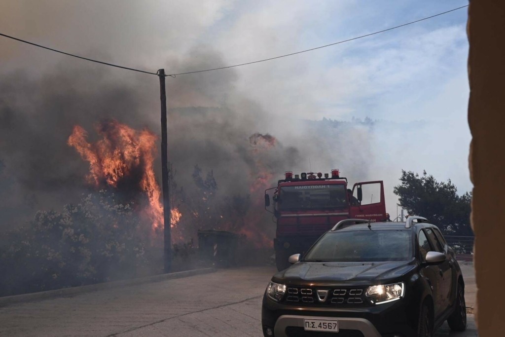Η στιγμή που το πρώτο σπίτι στην Άνω Βούλα λαμπαδιάζει (vid)