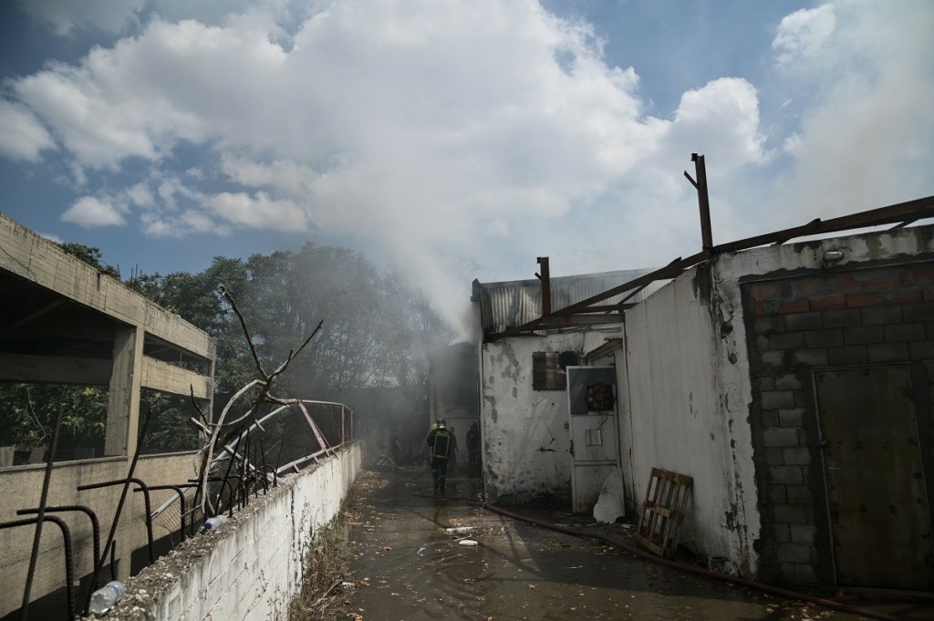 Σε ύφεση η φωτιά στο hot spot του Ελαιώνα – Ένα παιδί στο νοσοκομείο – Κάηκαν τρία κοντέινερ (vids)
