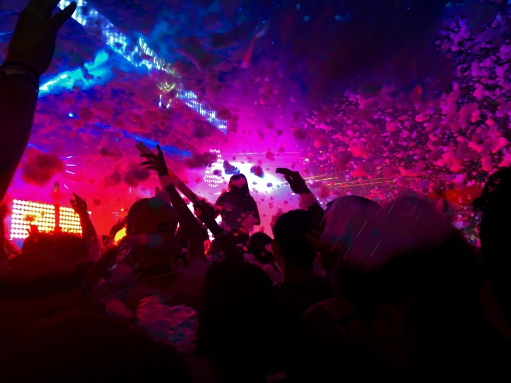 «Λουκέτo» για φοροδιαφυγή σε γνωστό club στην παραλιακή – Πρόστιμο σε διάσημο μπαρ στη Σαντορίνη