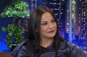 Tζένη Κατσίγιαννη: Το νέο της hit «Πες Μου Πως σε Λένε» που έγινε viral (Βίντεο)