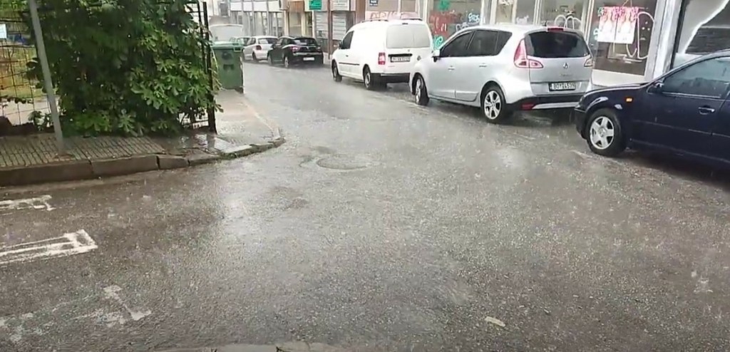 Η κακοκαιρία “σαρώνει” τη Βόρεια Ελλάδα – Έντονη χαλαζόπτωση στην Κοζάνη (vids)