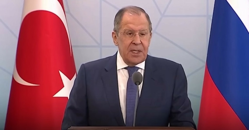 “Στρίμωξε” τον Λαβρόφ Ουκρανός δημοσιογράφος – “Εκτός από σιτηρά, τι άλλο έκλεψες;” (vid)