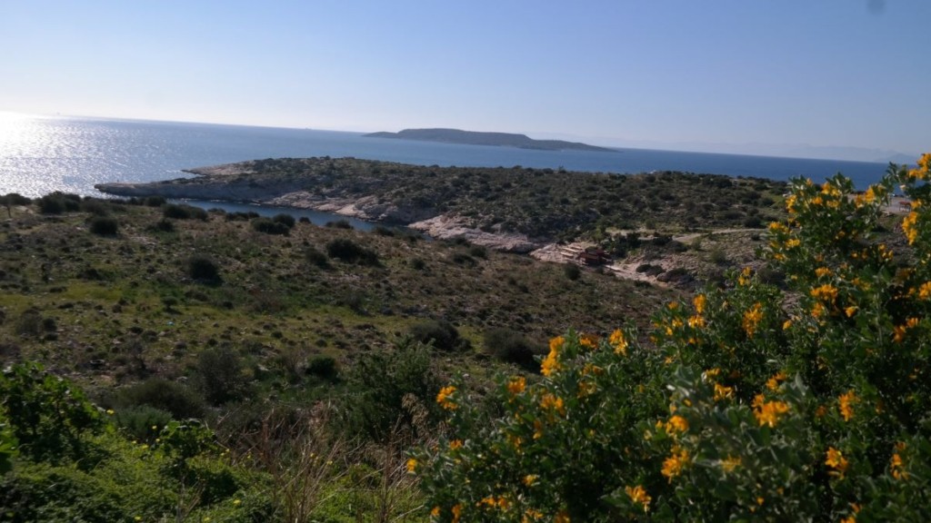Άνδρας ανασύρθηκε χωρίς τις αισθήσεις του – Είχε “σφηνώσει” σε βράχους στα Λιμανάκια