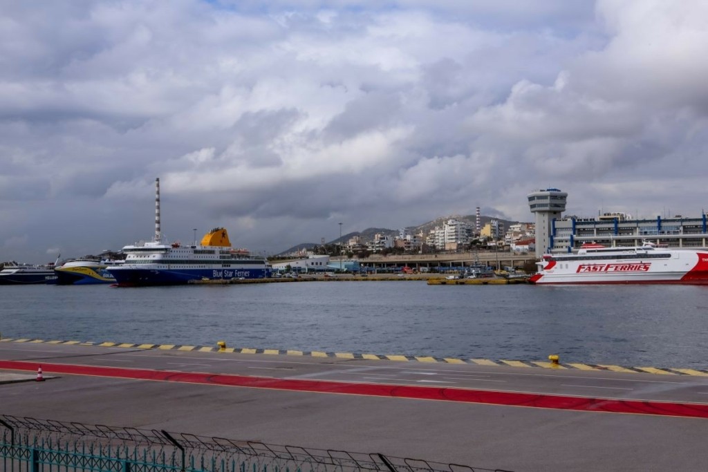 Αυτοκίνητο “βούτηξε” μέσα στο λιμάνι του Πειραιά – Στο νοσοκομείο ο οδηγός του οχήματος