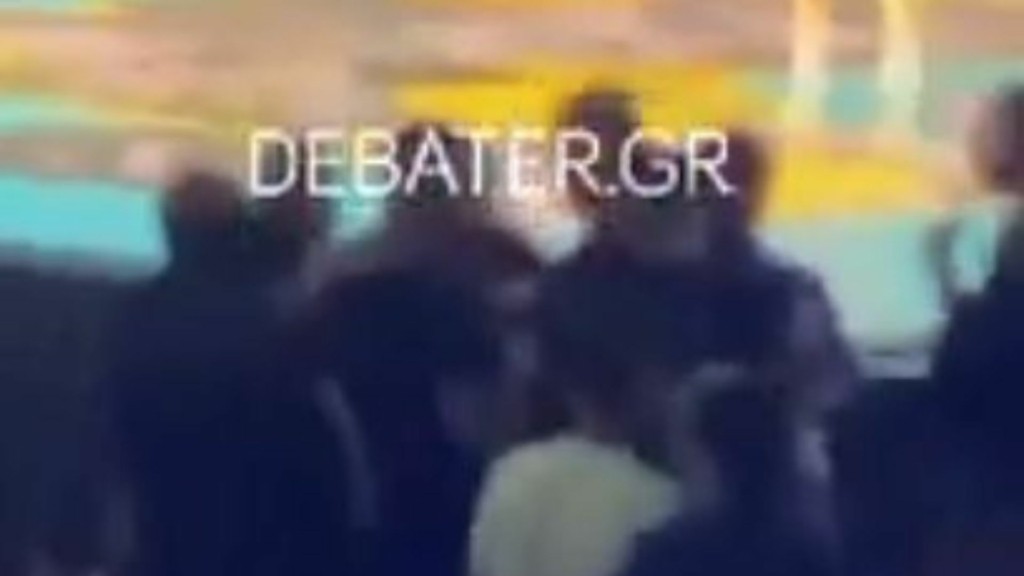 Καρέ καρέ ο καυγάς Light και Snik στα Mad Video Music Awards – Το χρονικό της έντασης και η στιγμή που “φυγαδεύεται” η Παπαρίζου (vids)