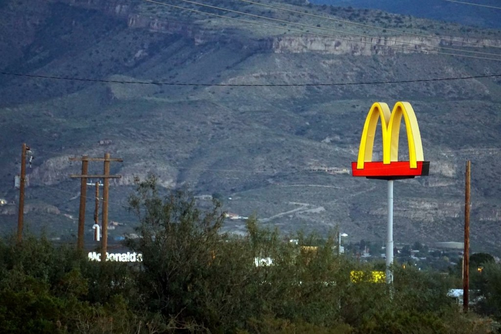 Τα McDonald’s ανοίγουν ξανά στη Μόσχα αλλά είναι πλέον τα Vkusno & tochka