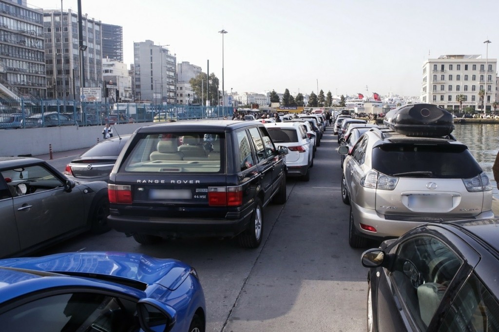 Συνεχίζεται η “μεγάλη έξοδος” των εκδρομέων του Αγίου Πνεύματος – Γίνεται το αδιαχώρητο στα λιμάνια (vid)