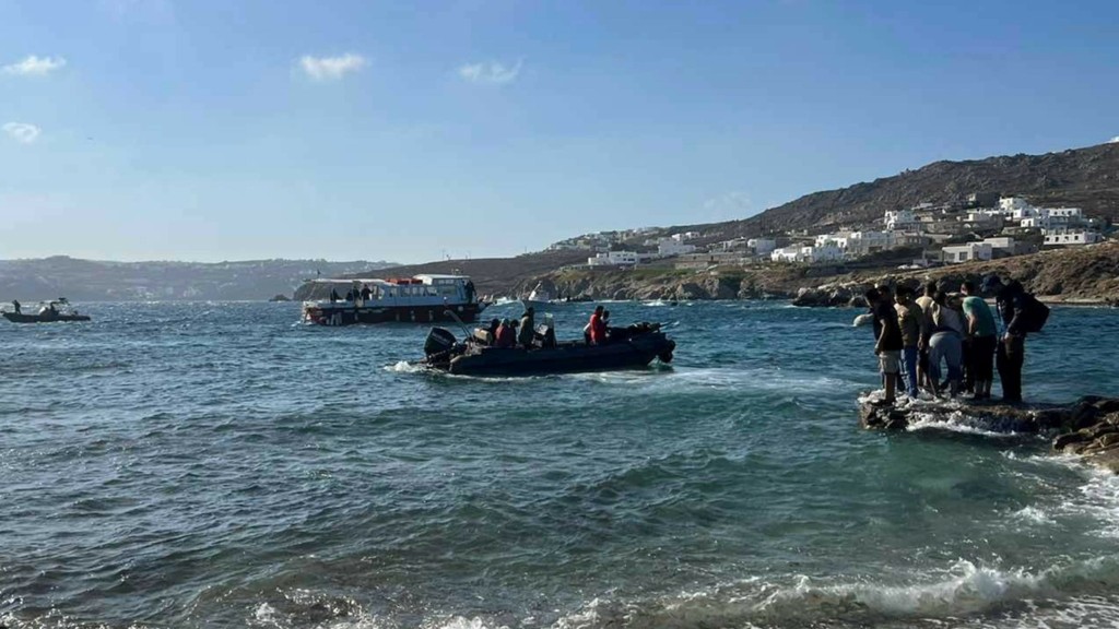 Βίντεο από τις αγωνιώδεις προσπάθειες του Λιμενικού να σώσουν τους πρόσφυγες που πάλευαν με τα κύματα στη Μύκονο (pics&vids)