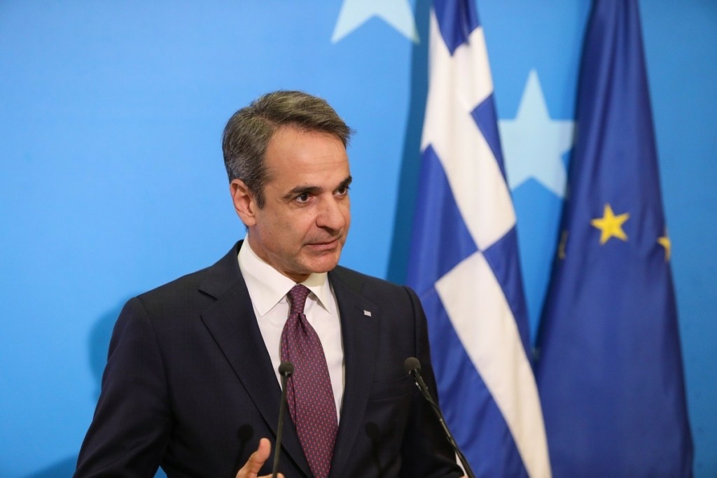 Ανάρτηση με άρωμα… Αιγαίου από Μητσοτάκη – Η τεράστια ελληνική σημαία και ο βράχος (pic)