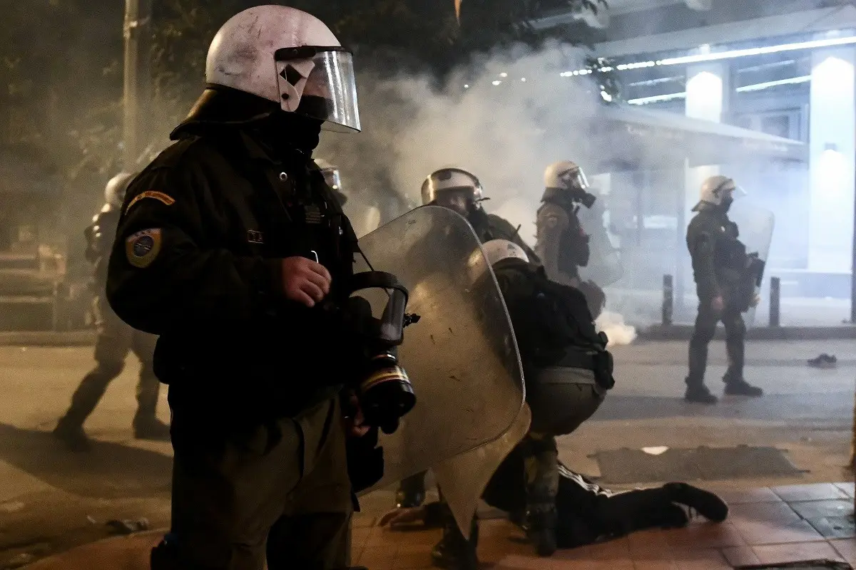 Επίθεση με μολότοφ σε διμοιρία των ΜΑΤ στη Ζωοδόχου Πηγής