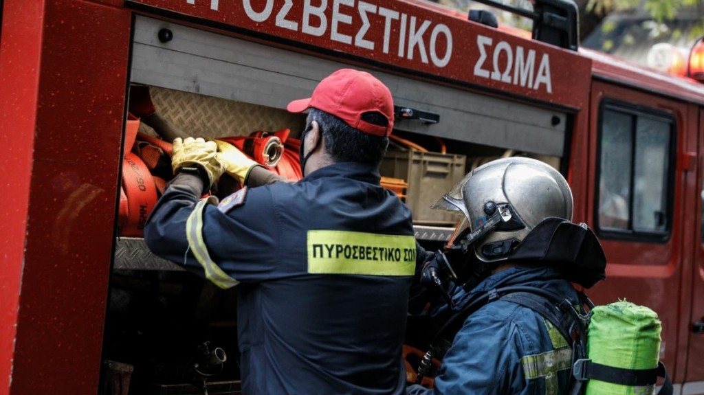 Καβάλα: Πυρκαγιά σε φορτηγό πλοίο στο λιμάνι