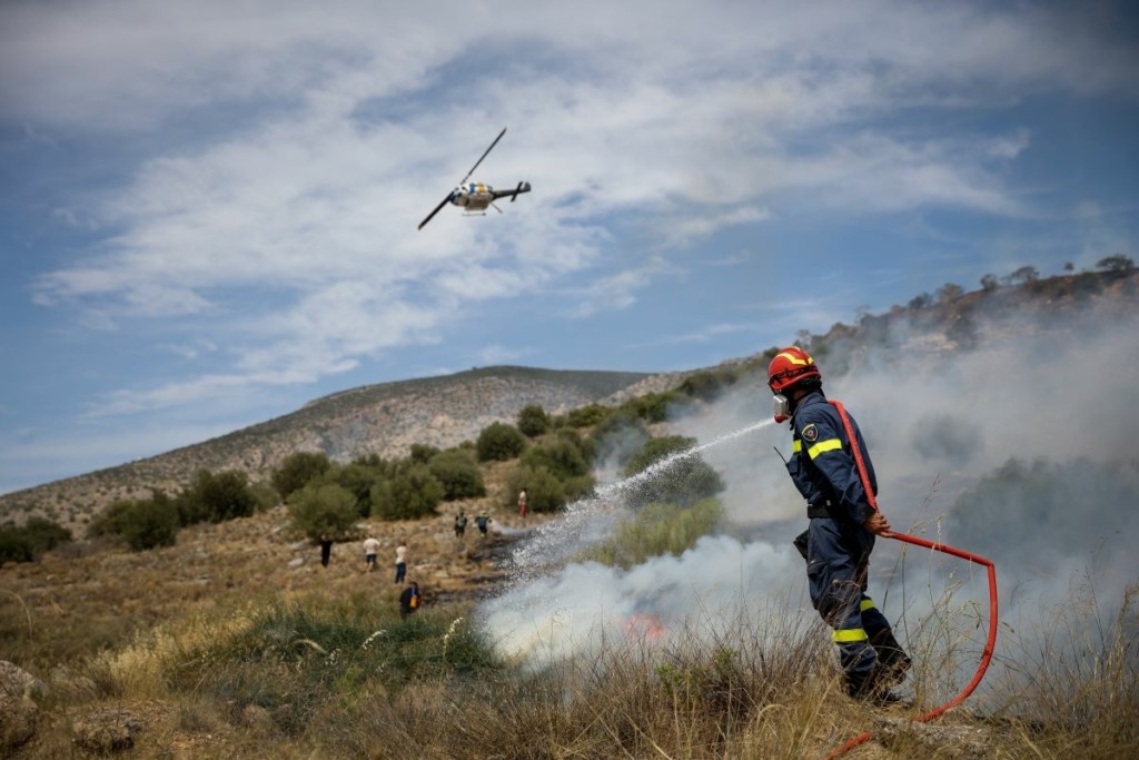 Στο νοσοκομείο πυροσβέστης με αναπνευστικά προβλήματα από τη φωτιά στο Πανόραμα Βούλας