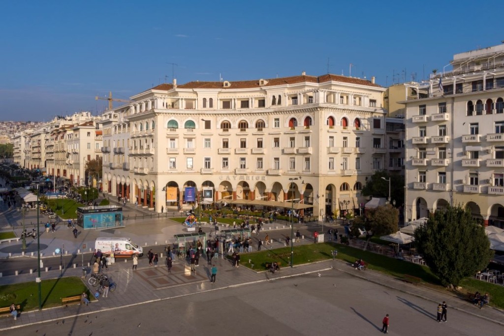 Μαχαιρώματα μέρα μεσημέρι στο κέντρο της Θεσσαλονίκης – Άνδρας έπεσε αιμόφυρτος στο άγαλμα του Βενιζέλου (vid)