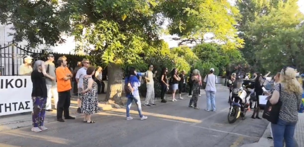 Αντιεμβολιαστές βρέθηκαν έξω από το σπίτι του υπουργού Υγείας, Θάνου Πλεύρη (vid)