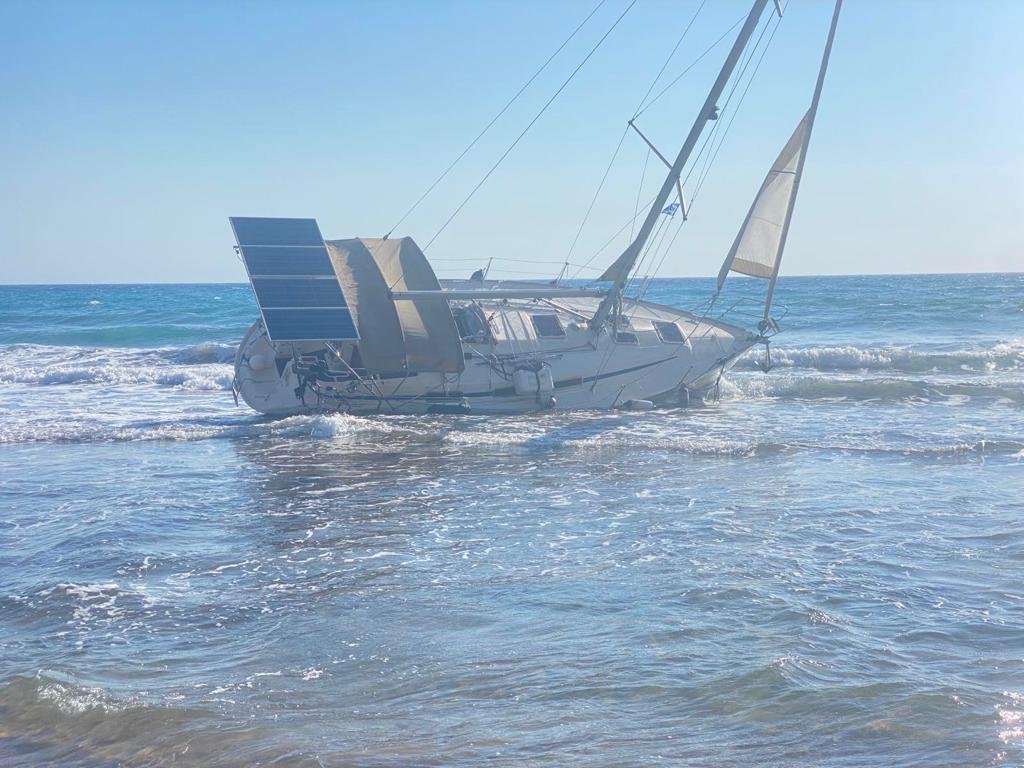 Νέο περιστατικό με ακυβέρνητο ιστιοφόρο στο Αιγαίο – Σκάφος με 56 πρόσφυγες προσάραξε ανοιχτά της Ρόδου