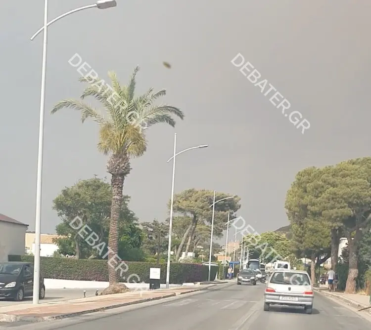 Πυκνό νέφος και “βροχή” από στάχτες “σπέπασε” τη Ρόδο – Ορατή η μεγάλη φωτιά από την Τουρκία (pics&vid)
