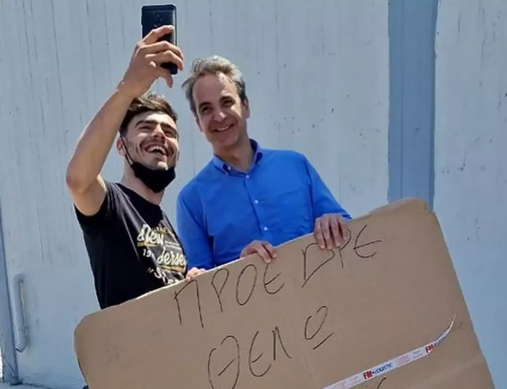 H selfie του Κυριάκου Μητσοτάκη στην Κω και το… χαρτόνι (pic)