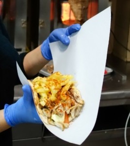 Είδος πολυτελείας πλέον το σουβλάκι – Κοστίζει σχεδόν 5 ευρώ