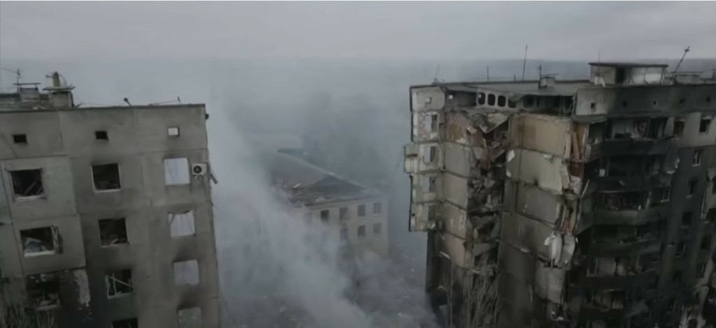 Το σχολείο της καταστράφηκε από τις βόμβες αλλά εκείνη πήγε στα συντρίμμια με το φόρεμα του σχολικού χορού (pic)