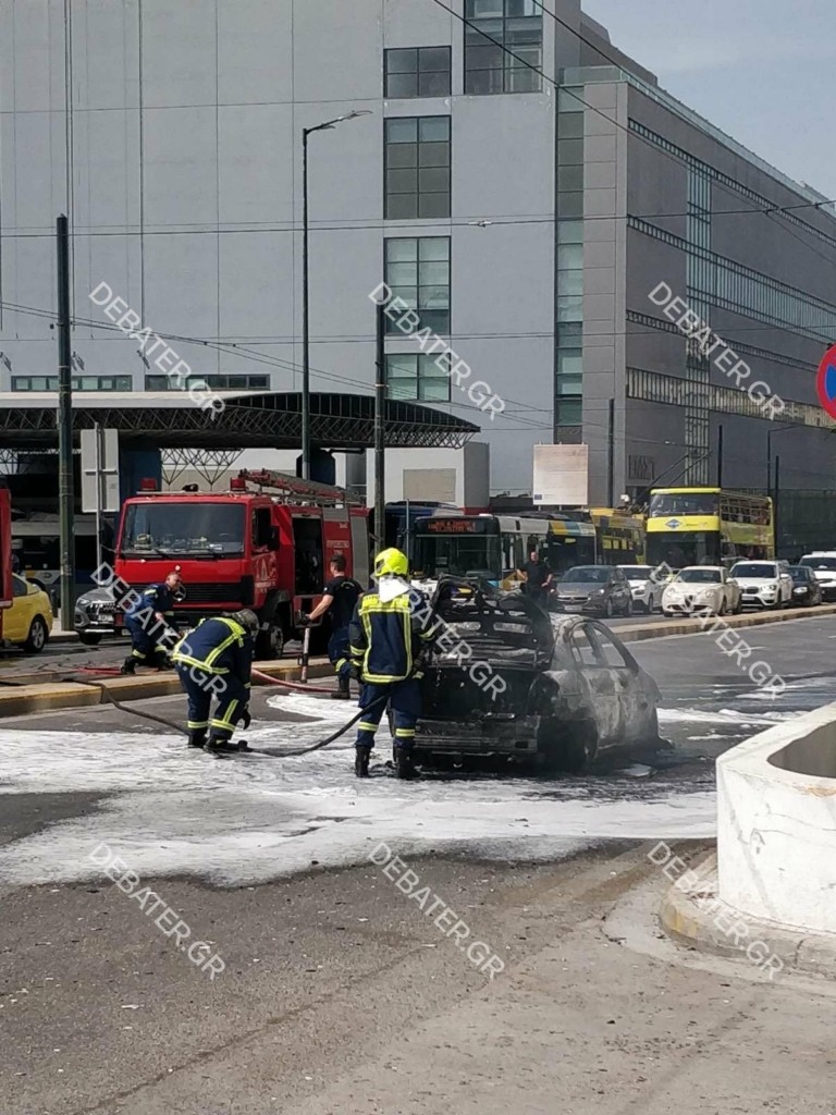Βίντεο ντοκουμέντο – Πανικός στη Συγγρού από τη φωτιά που ξέσπασε σε αυτοκίνητο