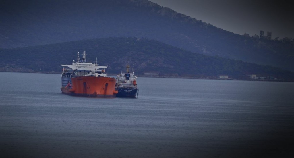 Άκυρη η κατάσχεση του ρωσικού τάνκερ στην Κάρυστο – Ανοίγει ο δρόμος για τον “απεγκλωβισμό” των δύο πλοίων στον Περσικό