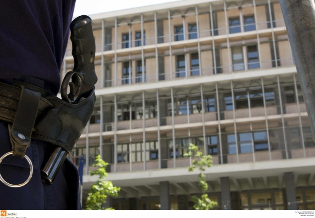 Ποινική δίωξη στον “πιστολέρο” της Θεσσαλονίκης – Είχε ναρκωτικά αξίας 75.000 στο σπίτι του!