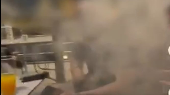 Βίντεο που τρομάζουν στο TikTok – Νεαροί αράζουν με ναργιλέδες και κραδαίνουν τα όπλα τους