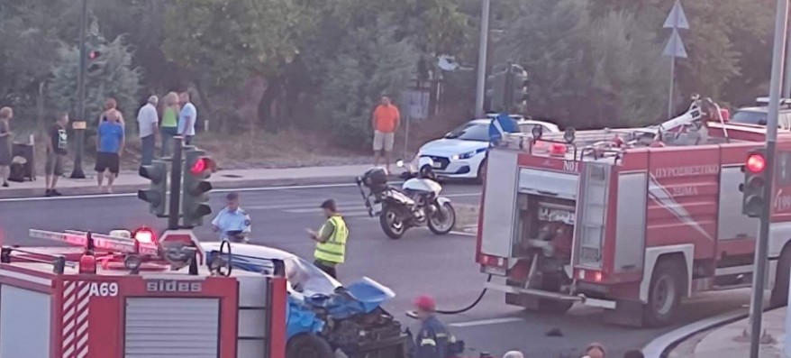 Φρικτό τροχαίο στην Καλαμάτα – Μηχανή συγκρούστηκε με αυτοκίνητο και πήρε φωτιά – Νεκρός 26χρονος (pics&vid)
