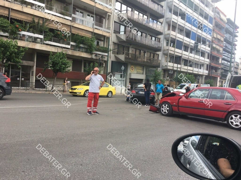 Τροχαίο ατύχημα στη συμβολή της Λεωφόρου Βασιλέως Κωνσταντίνου με την οδό Βασιλέως Γεωργίου (pics)
