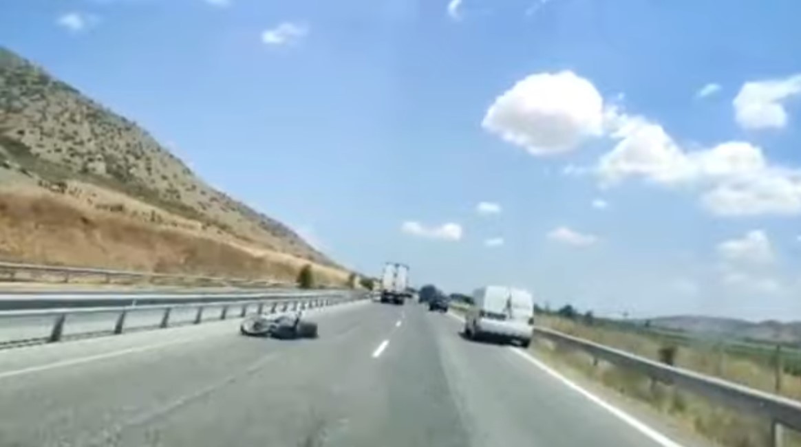 Σοκαριστικό τροχαίο στον δρόμο Λάρισας – Τρικάλων – Ένας μοτοσικλετιστής σοβαρά τραυματισμένος (vid)