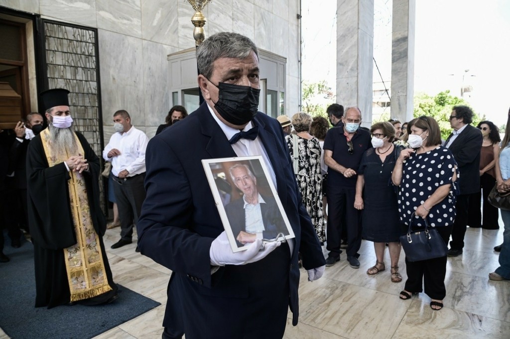 Συγκίνηση στο τελευταίο “αντίο” στον Κωνσταντίνο Τζούμα – Πλήθος κόσμου στην κηδεία του (pics)