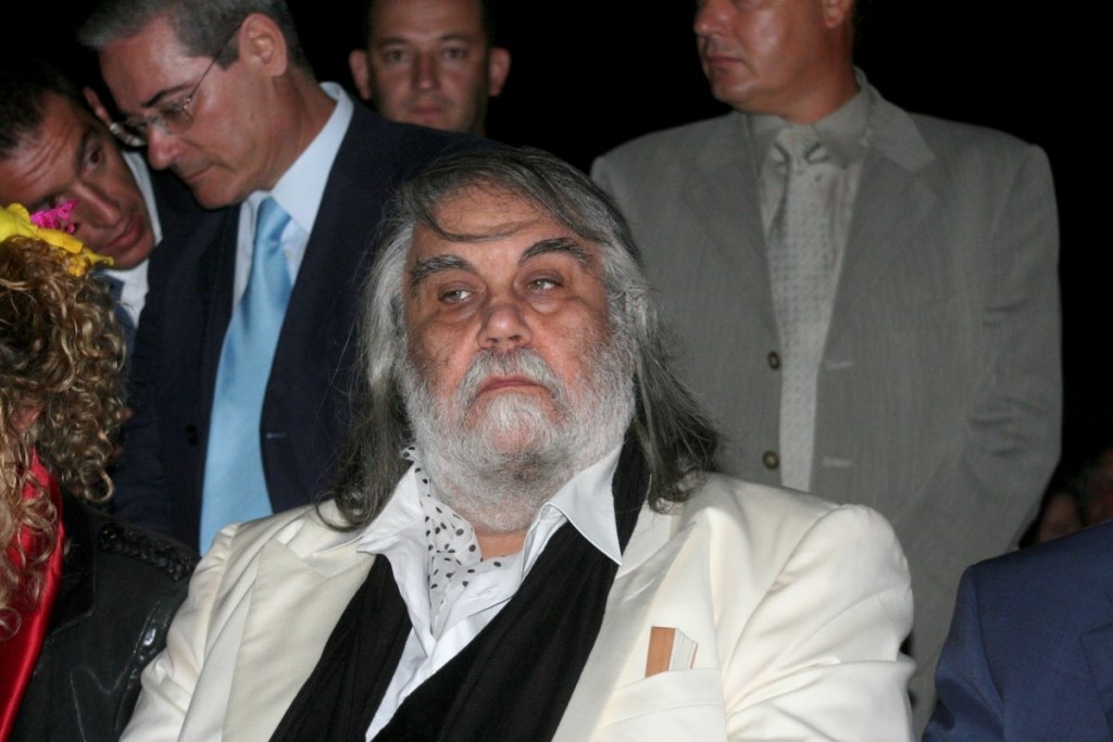 Τελέστηκε η πολιτική κηδεία και αποτέφρωση του Βαγγέλη Παπαθανασίου – Ποιοι διάσημοι έδωσαν το παρών