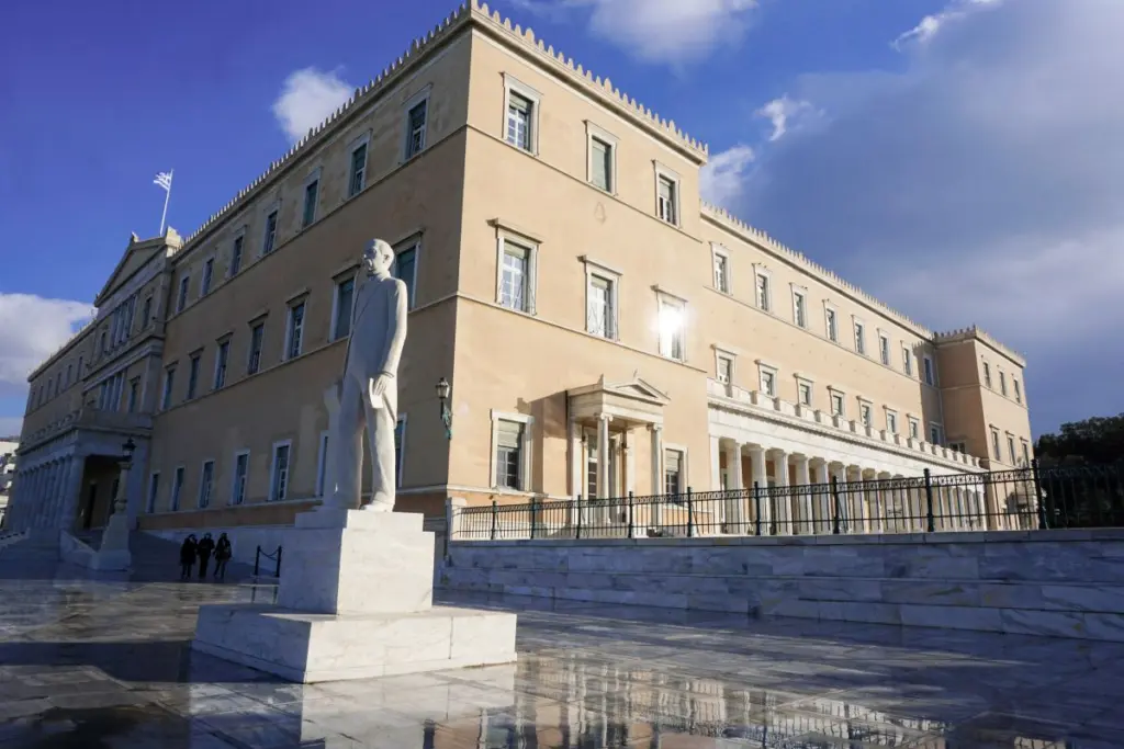 Αυτοί είναι οι “πλούσιοι” και οι “φτωχοί” της Βουλής – Ποιος έχει καταθέσεις πάνω από 1.000.000 και ποιος 15 ευρώ (vid)