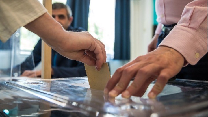 Με νικητή τον Μακρόν για 20.000 ψήφους λήγει το θρίλερ του πρώτου γύρου των βουλευτικών εκλογών στη Γαλλία