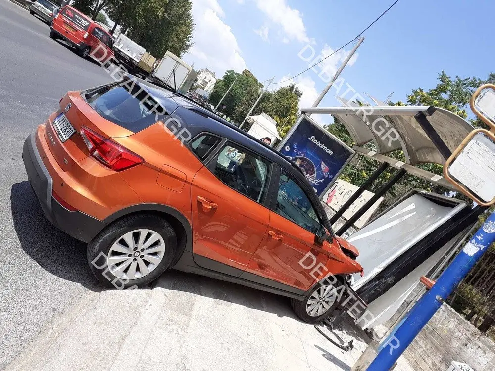 Αυτοκίνητο “καρφώθηκε” σε στάση λεωφορείου στο Χαϊδάρι – Τραυματίστηκε μια γυναίκα (pics)