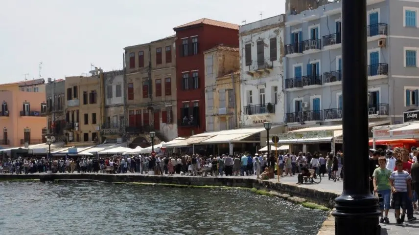 Εικόνες αίσχους στο Ενετικό Λιμάνι Χανίων – Τσίτσιδοι τουρίστες έπαιρναν στο κατόπι περαστικούς (vids)
