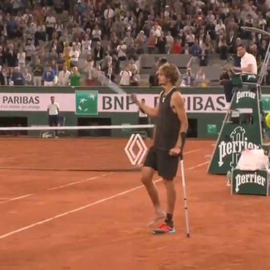 Σοκαριστικός τραυματισμός για Ζβέρεφ στο Roland Garros – Αποχώρησε με αναπηρικό καροτσάκι και επέστρεψε με πατερίτσες (pics&vids)