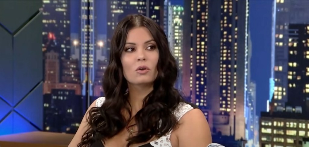 Καθηλώνει η Μαρία Κορινθίου – “Μάτωσε η μύτη μου από την πίεση” (vids)
